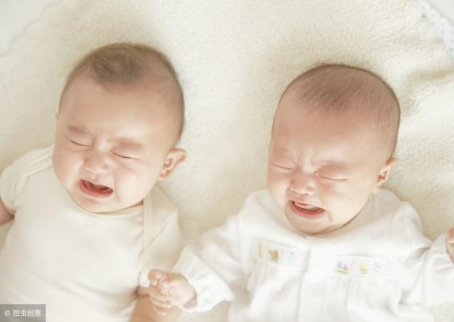 嬰儿期超重影響孩子智商，寶寶發出這三個信號時，媽媽不要再餵了