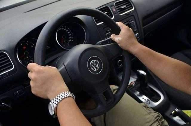 打方向盤也有講究！ 這幾個錯誤姿勢很傷車，你中了幾個？