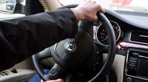 打方向盤也有講究！ 這幾個錯誤姿勢很傷車，你中了幾個？