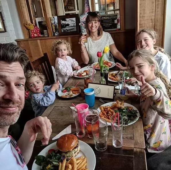 他被4個小情人虐得體無完膚，卻引來95萬點贊：當爹就像考試，哪裡不會考哪裡