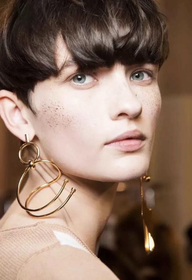 想要成為街上最靚的崽？ 衣品不夠飾品來湊，你的耳環可以再誇張點