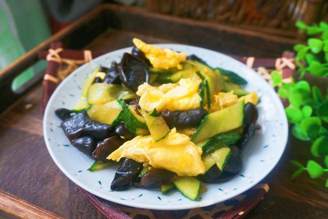 炒木耳時“劈裡啪啦”，只需一個小竅門，輕鬆解決，香嫩又好吃