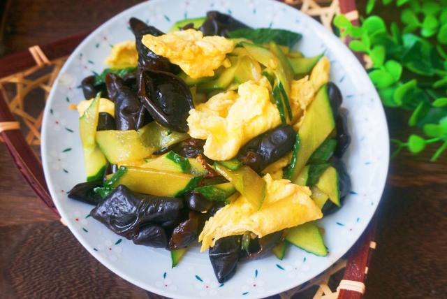 炒木耳時“劈裡啪啦”，只需一個小竅門，輕鬆解決，香嫩又好吃