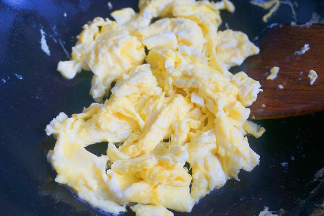 炒木耳時“劈裡啪啦”，只需一個小竅門，輕鬆解決，香嫩又好吃