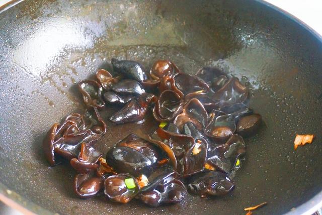 炒木耳時“劈裡啪啦”，只需一個小竅門，輕鬆解決，香嫩又好吃