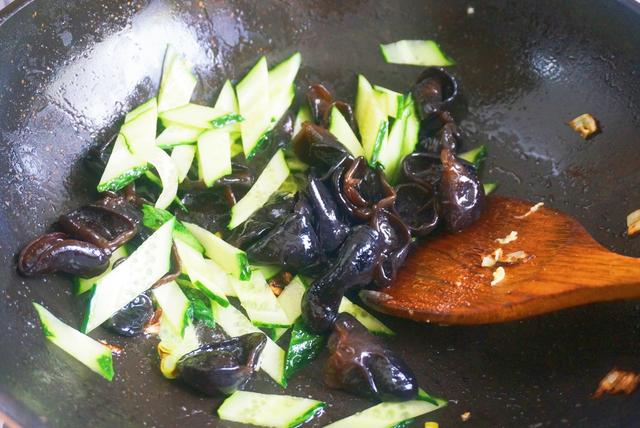 炒木耳時“劈裡啪啦”，只需一個小竅門，輕鬆解決，香嫩又好吃