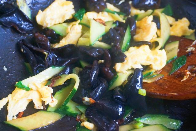 炒木耳時“劈裡啪啦”，只需一個小竅門，輕鬆解決，香嫩又好吃