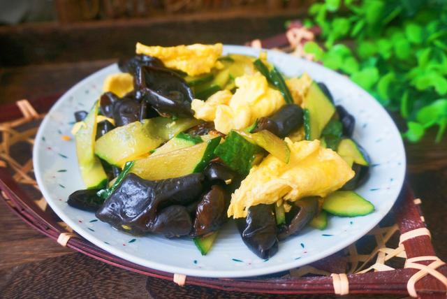 炒木耳時“劈裡啪啦”，只需一個小竅門，輕鬆解決，香嫩又好吃