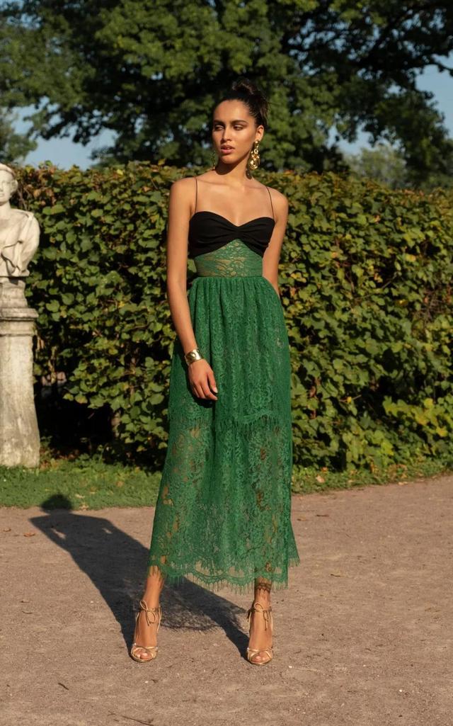 誰說茶歇裙難駕馭！ 這些博主們根本離不開它，搭配穆勒鞋清新雅緻