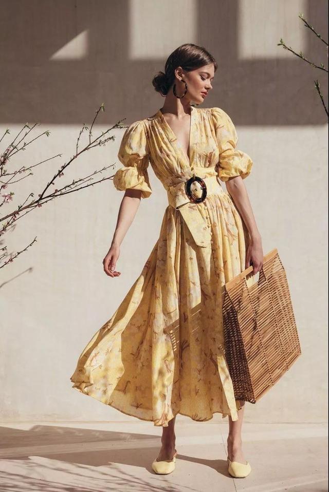 誰說茶歇裙難駕馭！ 這些博主們根本離不開它，搭配穆勒鞋清新雅緻