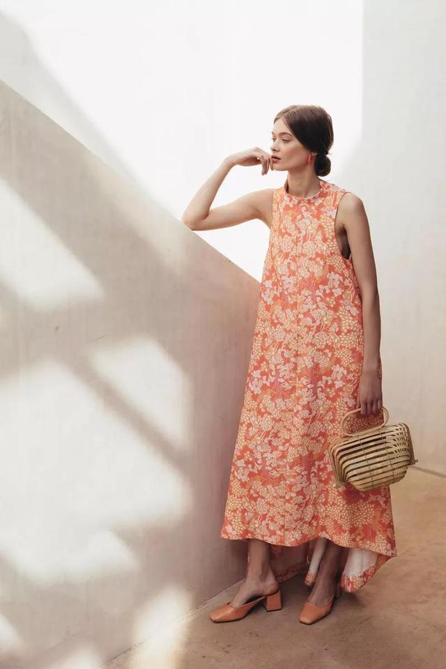 誰說茶歇裙難駕馭！ 這些博主們根本離不開它，搭配穆勒鞋清新雅緻