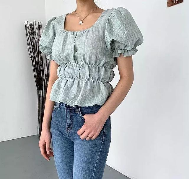 上衣就是要越短越好！ 短上衣+牛仔+半裙=時髦又減齡！