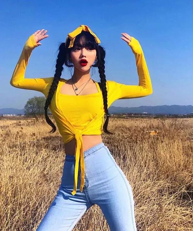 上衣就是要越短越好！ 短上衣+牛仔+半裙=時髦又減齡！