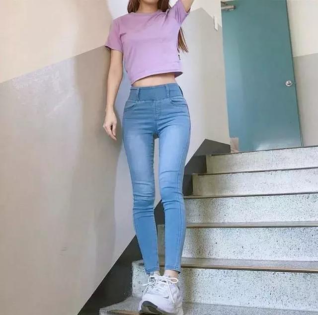 上衣就是要越短越好！ 短上衣+牛仔+半裙=時髦又減齡！