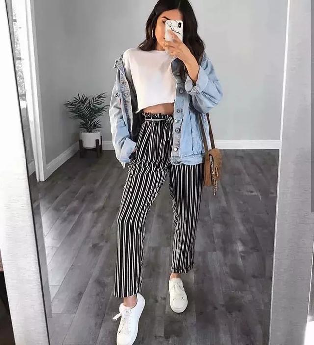 上衣就是要越短越好！ 短上衣+牛仔+半裙=時髦又減齡！