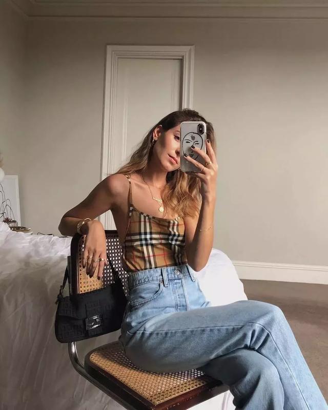 上衣就是要越短越好！ 短上衣+牛仔+半裙=時髦又減齡！