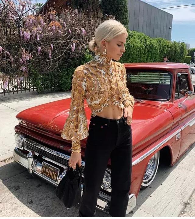 上衣就是要越短越好！ 短上衣+牛仔+半裙=時髦又減齡！