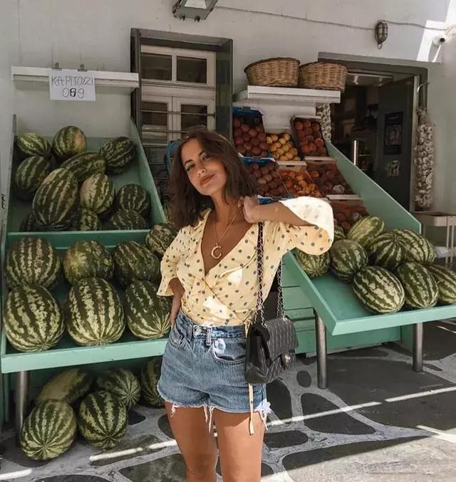 上衣就是要越短越好！ 短上衣+牛仔+半裙=時髦又減齡！