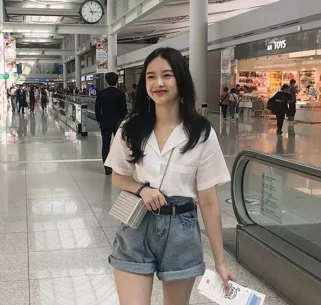 上衣就是要越短越好！ 短上衣+牛仔+半裙=時髦又減齡！