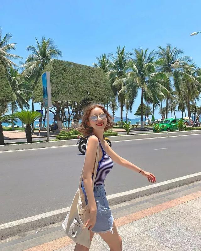 上衣就是要越短越好！ 短上衣+牛仔+半裙=時髦又減齡！