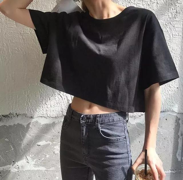 上衣就是要越短越好！ 短上衣+牛仔+半裙=時髦又減齡！