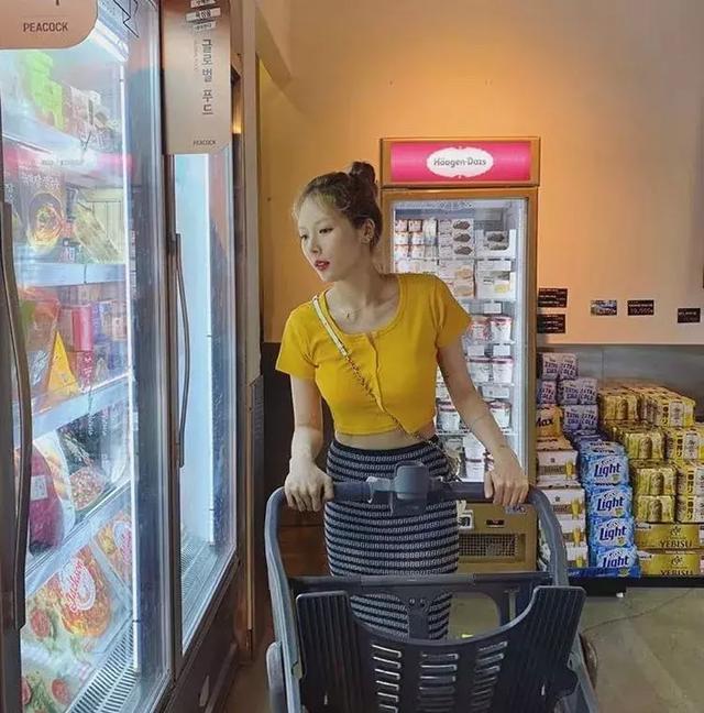 上衣就是要越短越好！ 短上衣+牛仔+半裙=時髦又減齡！