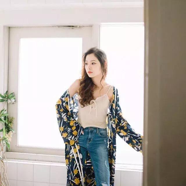 上衣就是要越短越好！ 短上衣+牛仔+半裙=時髦又減齡！