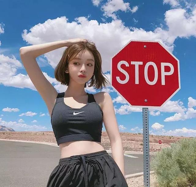 上衣就是要越短越好！ 短上衣+牛仔+半裙=時髦又減齡！