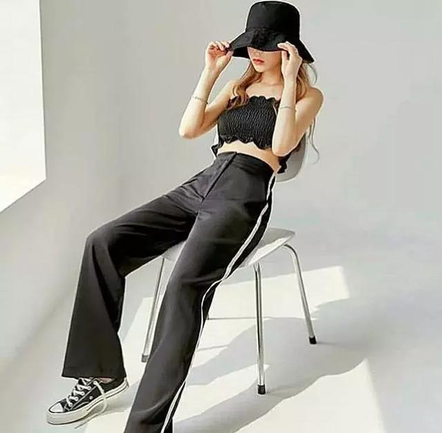 上衣就是要越短越好！ 短上衣+牛仔+半裙=時髦又減齡！