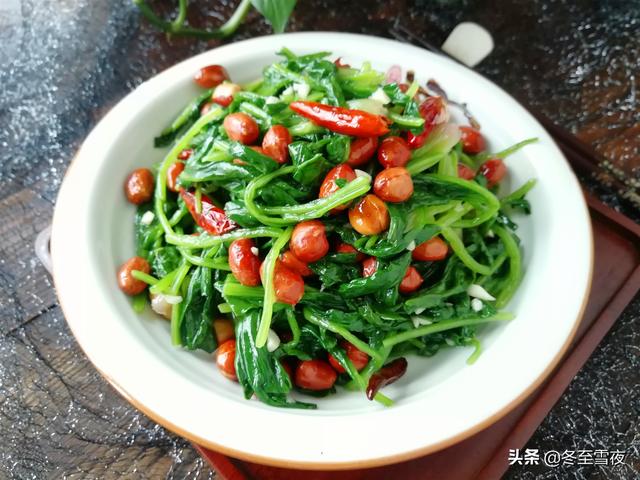 一斤菠菜，一碗花生米，教你做成夏季開胃涼拌菜，脆嫩酥香下飯