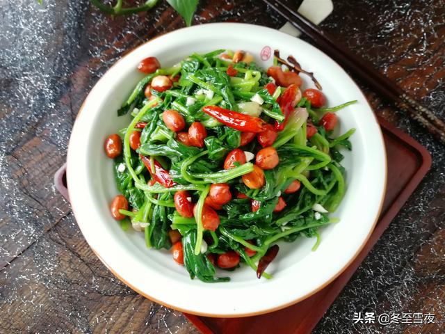一斤菠菜，一碗花生米，教你做成夏季開胃涼拌菜，脆嫩酥香下飯