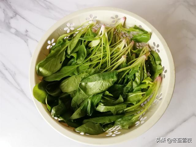 一斤菠菜，一碗花生米，教你做成夏季開胃涼拌菜，脆嫩酥香下飯