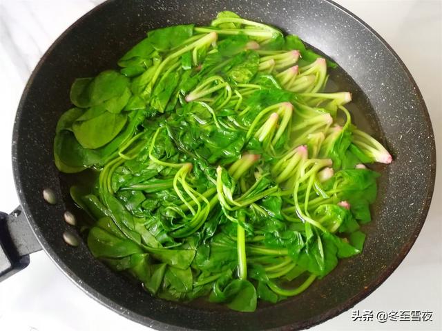 一斤菠菜，一碗花生米，教你做成夏季開胃涼拌菜，脆嫩酥香下飯