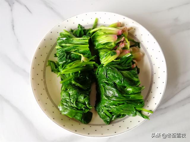 一斤菠菜，一碗花生米，教你做成夏季開胃涼拌菜，脆嫩酥香下飯