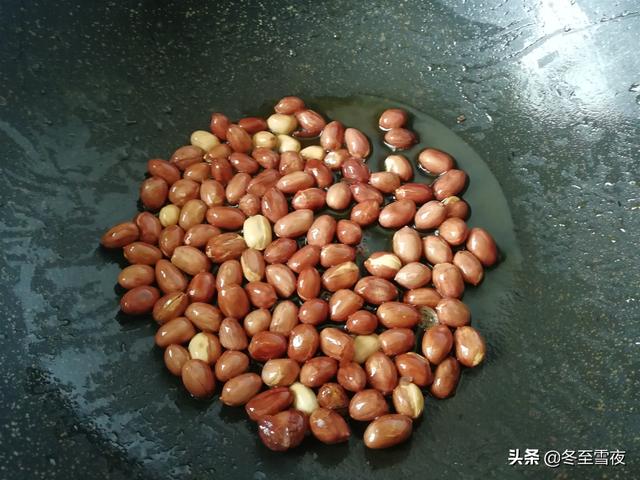 一斤菠菜，一碗花生米，教你做成夏季開胃涼拌菜，脆嫩酥香下飯