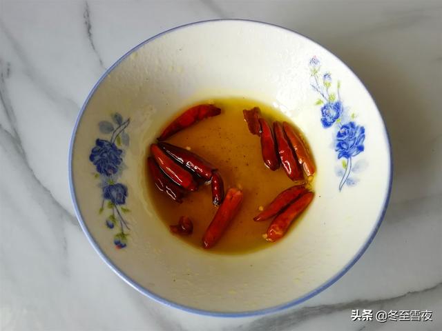 一斤菠菜，一碗花生米，教你做成夏季開胃涼拌菜，脆嫩酥香下飯