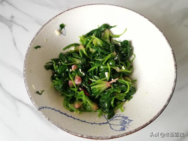 一斤菠菜，一碗花生米，教你做成夏季開胃涼拌菜，脆嫩酥香下飯