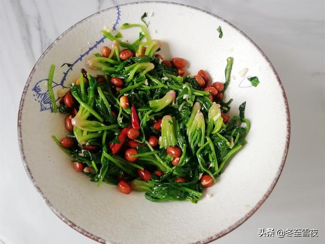 一斤菠菜，一碗花生米，教你做成夏季開胃涼拌菜，脆嫩酥香下飯