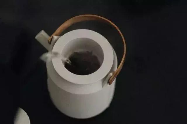 做人，讓自己高興，做事，讓別人放心！