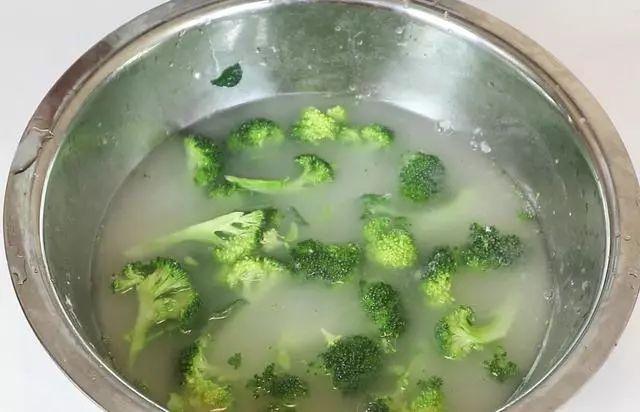 西蘭花洗不干淨? 只需這一招,臟東西全都自己跑出來