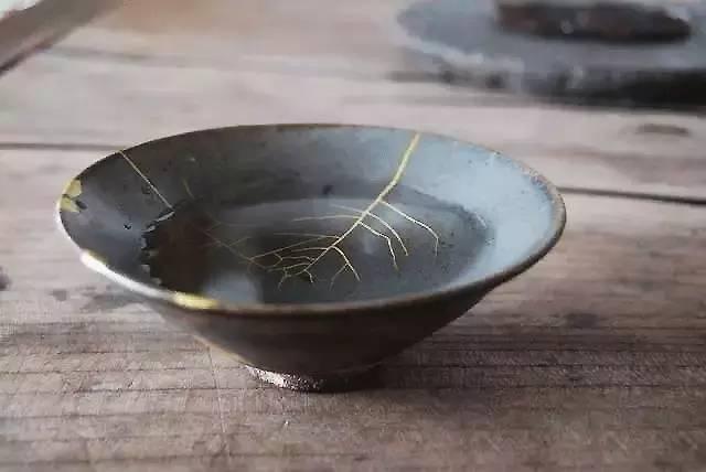他用金子把碎片修復成藝術品，因太美，有人摔了瓷器，拿來給他修