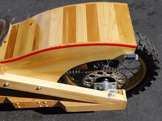 機車發燒友手工打造木質摩托，可以上路飛馳的藝術品