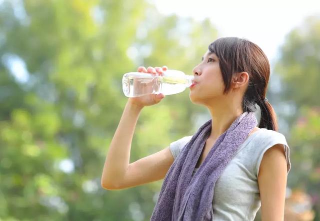 喝水時，忌做10件事，否則喝進去的可能是細菌！ 自我改正一下