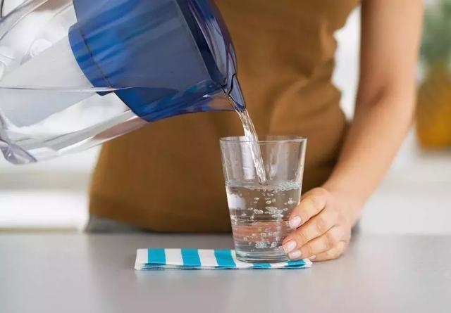 喝水時，忌做10件事，否則喝進去的可能是細菌！ 自我改正一下