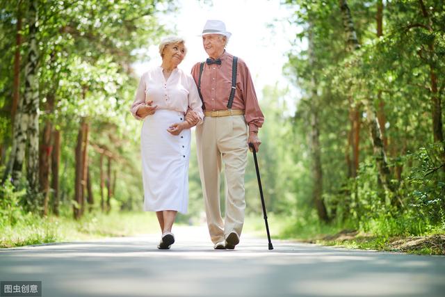 散步是最平價的養生法，老人散步謹記4要點