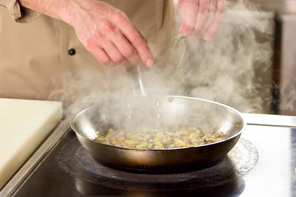 炒菜時要不要先熱油？ 等鍋冒煙再放菜行嗎？ 聽聽科學的解釋