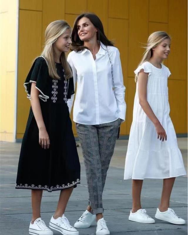 西班牙王后兩女兒已長大，13和11歲就成為行走的衣架，這才是公主