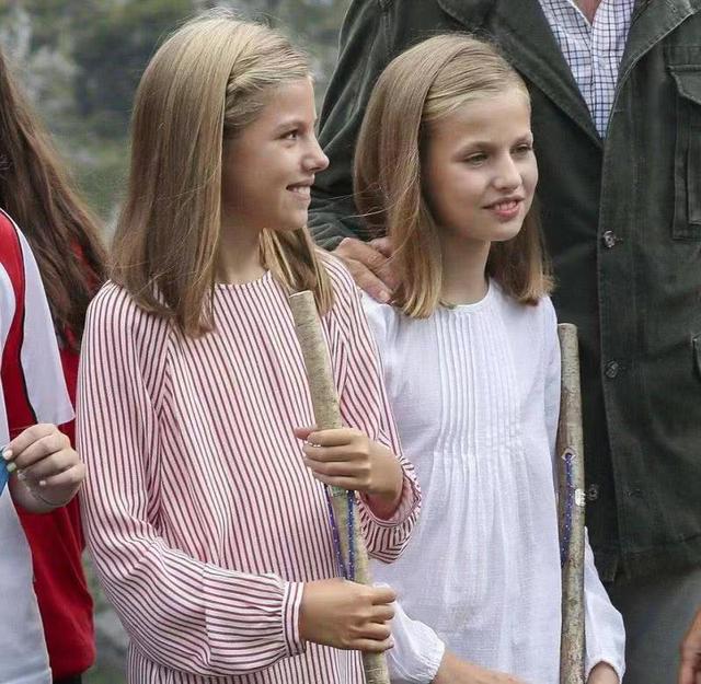 西班牙王后兩女兒已長大，13和11歲就成為行走的衣架，這才是公主