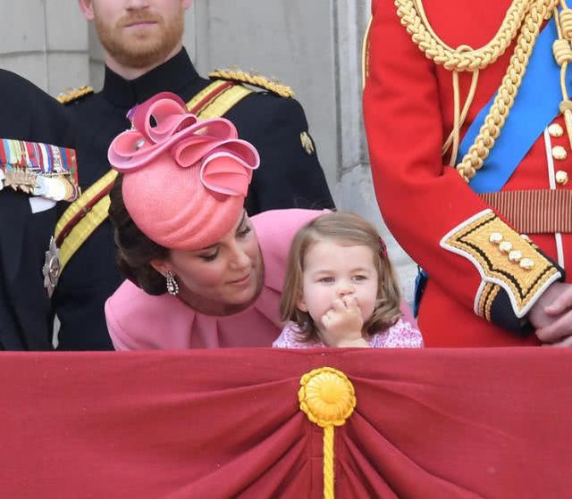 盤點夏洛特公主參加王室活動厭煩的小表情：小臉蛋鼓鼓的超可愛
