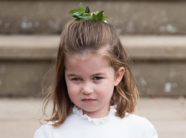 盤點夏洛特公主參加王室活動厭煩的小表情：小臉蛋鼓鼓的超可愛